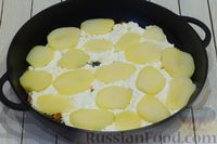 Фото приготовления рецепта: Картофельная запеканка с тыквой, шпинатом, сыром и сметаной - шаг №11