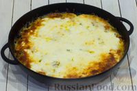 Фото приготовления рецепта: Картофельная запеканка с тыквой, шпинатом, сыром и сметаной - шаг №13