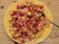 Фото приготовления рецепта: Тёртый пирог с кизилом и яблоками - шаг №8