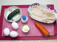 Фото приготовления рецепта: Салат с кальмарами, солёными огурцами, морковью и яйцами - шаг №1