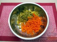 Фото приготовления рецепта: Салат с кальмарами, солёными огурцами, морковью и яйцами - шаг №8