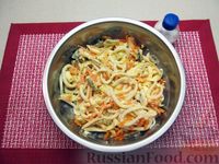 Фото приготовления рецепта: Салат с кальмарами, солёными огурцами, морковью и яйцами - шаг №11