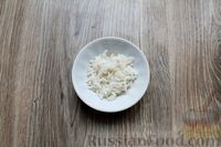 Фото приготовления рецепта: Салат с крабовыми палочками, копчёной курицей, рисом и кукурузой - шаг №2