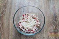 Фото приготовления рецепта: Салат с крабовыми палочками, копчёной курицей, рисом и кукурузой - шаг №6