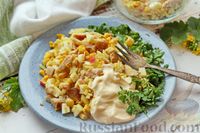 Фото приготовления рецепта: Салат с крабовыми палочками, копчёной курицей, рисом и кукурузой - шаг №10