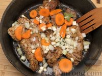 Фото приготовления рецепта: Рагу из свинины с морковью, сладким перцем, сельдереем и белым вином - шаг №11