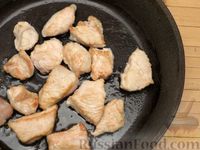 Фото приготовления рецепта: Куриное филе, тушенное в сливках, с морковью и черносливом - шаг №4
