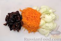 Фото приготовления рецепта: Куриное филе, тушенное в сливках, с морковью и черносливом - шаг №6