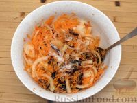 Фото приготовления рецепта: Куриное филе, тушенное в сливках, с морковью и черносливом - шаг №7