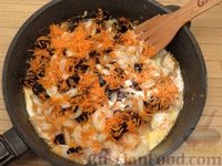 Фото приготовления рецепта: Куриное филе, тушенное в сливках, с морковью и черносливом - шаг №8