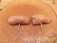 Фото приготовления рецепта: Куриные рулетики с курагой, запечённые под сыром - шаг №5