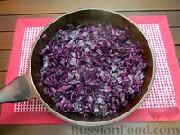 Фото приготовления рецепта: Краснокочанная капуста, тушенная с картошкой - шаг №11
