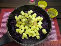 Фото приготовления рецепта: Краснокочанная капуста, тушенная с картошкой - шаг №13