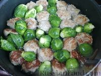 Фото приготовления рецепта: Мясные фрикадельки, тушенные с брюссельской капустой - шаг №5