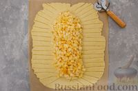Фото приготовления рецепта: Творожный пирог-плетёнка с яблочной начинкой - шаг №11