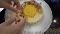 Фото приготовления рецепта: Слоёный салат с креветками и крабовыми палочками - шаг №8