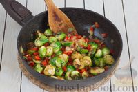 Фото приготовления рецепта: Брюссельская капуста, жаренная с болгарским перцем, луком и тыквенными семечками - шаг №8