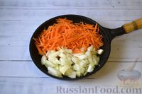 Фото приготовления рецепта: Слоёный салат с куриной печенью, картофелем, морковью и маринованными огурцами - шаг №6