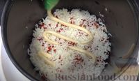 Фото приготовления рецепта: Слоёный салат с креветками и крабовыми палочками - шаг №3