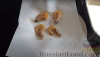Фото приготовления рецепта: Слоёный салат с креветками и крабовыми палочками - шаг №7
