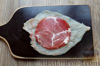 Фото приготовления рецепта: Куриные рулетики с ветчиной и моцареллой, тушенные в томатном соусе - шаг №3