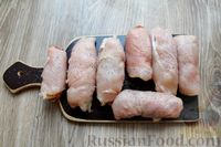 Фото приготовления рецепта: Куриные рулетики с ветчиной и моцареллой, тушенные в томатном соусе - шаг №6