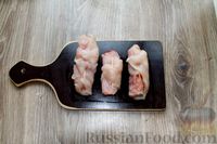 Фото приготовления рецепта: Куриные рулетики с ветчиной и моцареллой, тушенные в томатном соусе - шаг №7