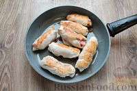 Фото приготовления рецепта: Куриные рулетики с ветчиной и моцареллой, тушенные в томатном соусе - шаг №8