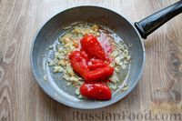 Фото приготовления рецепта: Куриные рулетики с ветчиной и моцареллой, тушенные в томатном соусе - шаг №11