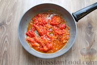 Фото приготовления рецепта: Куриные рулетики с ветчиной и моцареллой, тушенные в томатном соусе - шаг №12