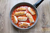 Фото приготовления рецепта: Куриные рулетики с ветчиной и моцареллой, тушенные в томатном соусе - шаг №15