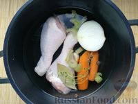 Фото приготовления рецепта: Суп с мидиями, лапшой и овощами, на курином бульоне - шаг №1