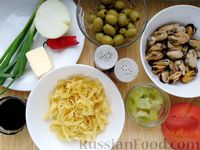 Фото приготовления рецепта: Суп с мидиями, лапшой и овощами, на курином бульоне - шаг №3