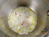 Фото приготовления рецепта: Суп с мидиями, лапшой и овощами, на курином бульоне - шаг №4