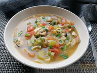 Фото к рецепту: Суп с мидиями, лапшой и овощами, на курином бульоне