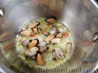 Фото приготовления рецепта: Суп с мидиями, лапшой и овощами, на курином бульоне - шаг №5