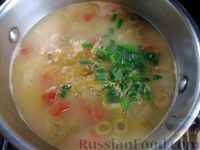 Фото приготовления рецепта: Суп с мидиями, лапшой и овощами, на курином бульоне - шаг №10