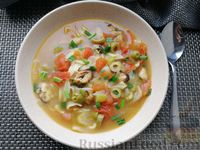 Фото приготовления рецепта: Суп с мидиями, лапшой и овощами, на курином бульоне - шаг №11