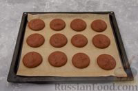 Фото приготовления рецепта: Шоколадные пирожные "Вупи пай" с сырно-сметанным кремом - шаг №10