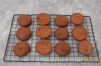 Фото приготовления рецепта: Шоколадные пирожные "Вупи пай" с сырно-сметанным кремом - шаг №11