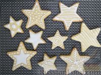 Фото приготовления рецепта: Песочное печенье с белковой глазурью - шаг №13