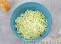 Фото приготовления рецепта: Салат с курицей, капустой и кукурузой - шаг №5