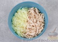Фото приготовления рецепта: Салат с курицей, капустой и кукурузой - шаг №6
