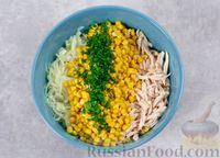 Фото приготовления рецепта: Салат с курицей, капустой и кукурузой - шаг №7