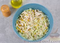 Фото приготовления рецепта: Салат с курицей, капустой и кукурузой - шаг №8