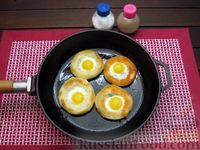 Фото приготовления рецепта: Яичница из перепелиных яиц в хлебе - шаг №6