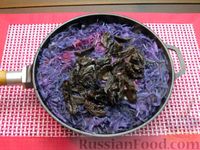 Фото приготовления рецепта: Тушёная краснокочанная капуста с черносливом - шаг №10