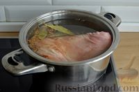 Фото приготовления рецепта: Свиная рулька, запечённая с кислой и свежей капустой и копчёными колбасками - шаг №2