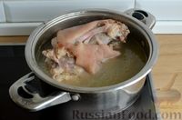 Фото приготовления рецепта: Свиная рулька, запечённая с кислой и свежей капустой и копчёными колбасками - шаг №3