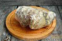 Фото приготовления рецепта: Свиная рулька, запечённая с кислой и свежей капустой и копчёными колбасками - шаг №7